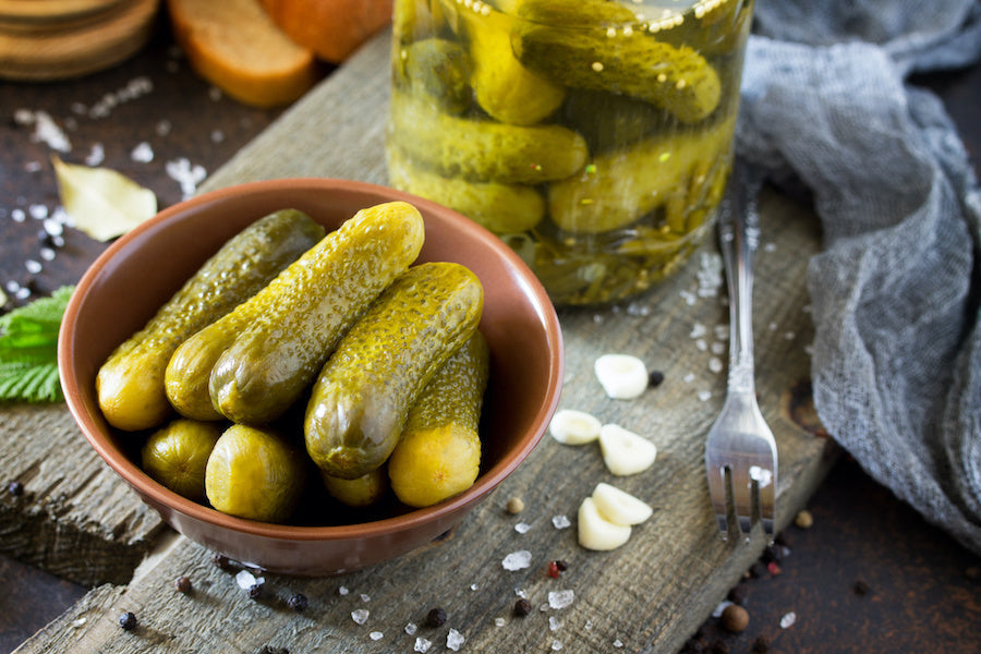 Pot à cornichons en forme de sablier ou bocal classique : lequel est le plus pratique ?