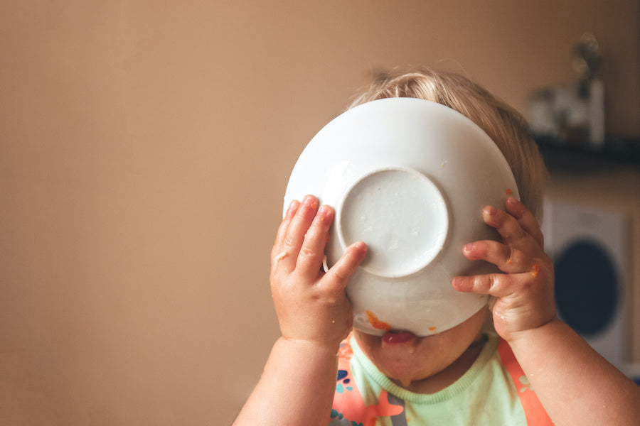 Comment éviter les vêtements tachés pendant les repas de bébé ?